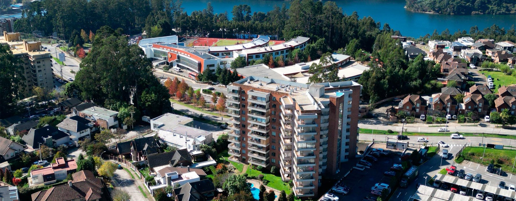 Vista aérea de edificios y casas en Concepción